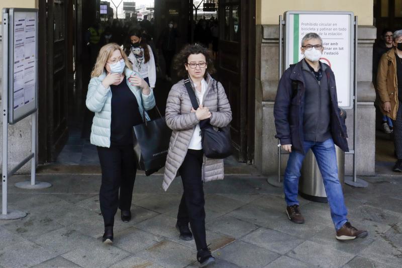 Personas con mascarilla en Valencia esta mañana.