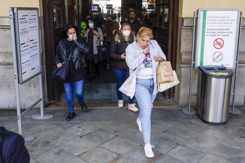 Personas con mascarilla en Valencia esta mañana.