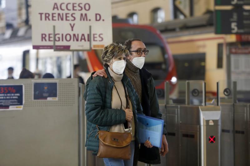 Personas con mascarilla en Valencia esta mañana.