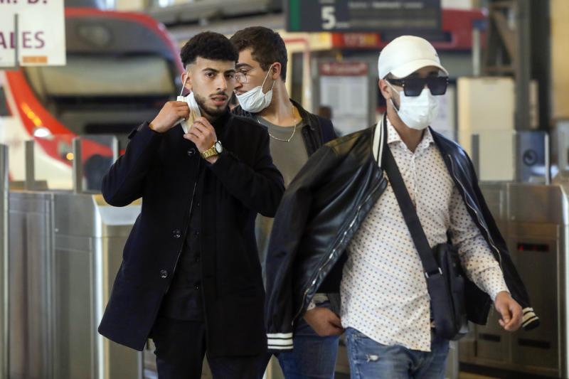 Personas con mascarilla en Valencia esta mañana.