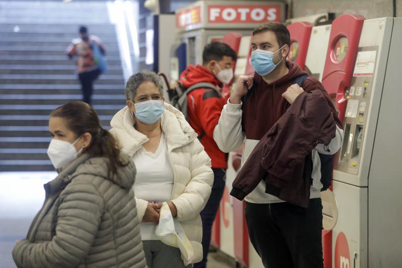 Personas con mascarilla en Valencia esta mañana.