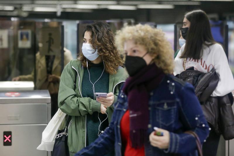 Personas con mascarilla en Valencia esta mañana.