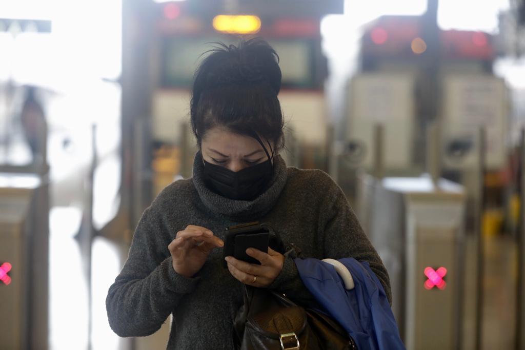 Personas con mascarilla en Valencia esta mañana.