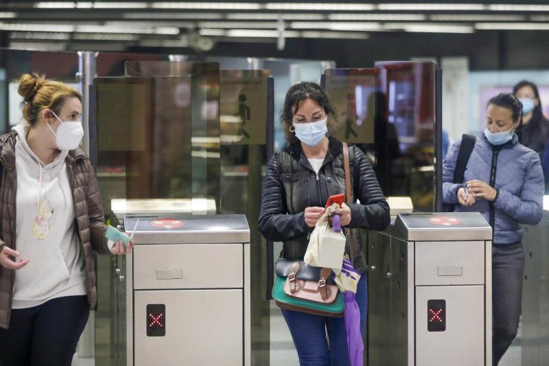 Personas con mascarilla en Valencia esta mañana.