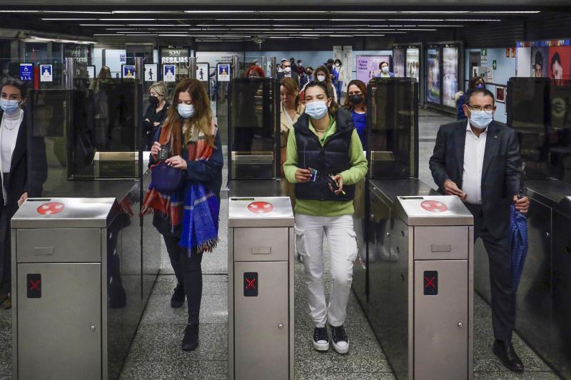 Personas con mascarilla en Valencia esta mañana.