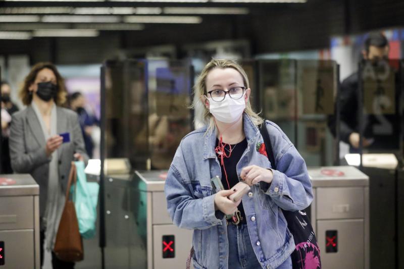 Personas con mascarilla en Valencia esta mañana.