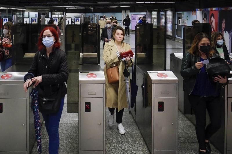 Personas con mascarilla en Valencia esta mañana.