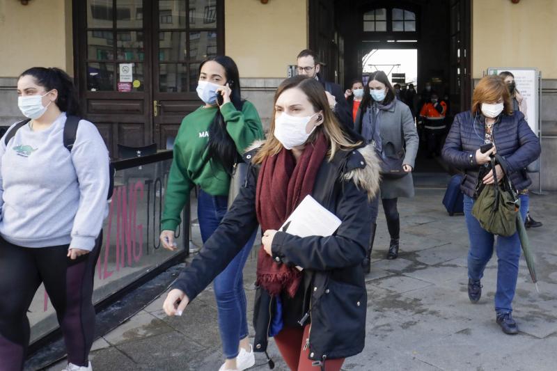 Personas con mascarilla en Valencia esta mañana.