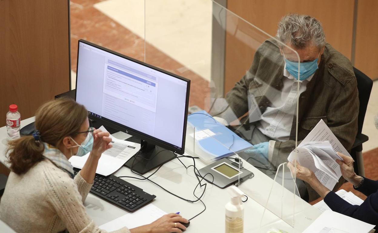 Un trabajador de la Oficina de la Agencia Tributaria. 