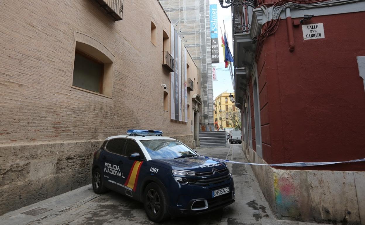 La Policía Nacional ha acordonado el entorno de la iglesia del Carmen de Valencia.