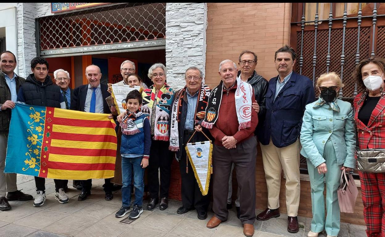 Socios de la Casa Regional posan delante de su sede en Triana.