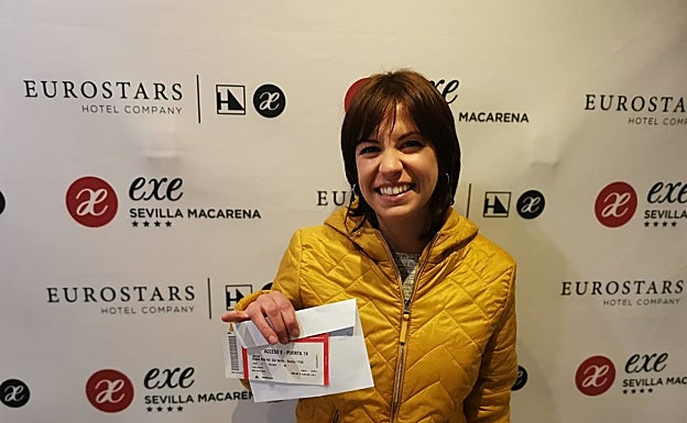 Nuria ya tiene su entrada para la final de este sábado. 