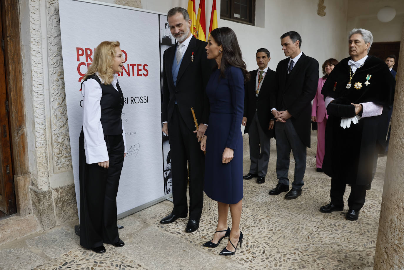 Fotos: La reina Letizia, con un sobrio y entallado vestido azul marino para la entrega de los Premios Cervantes