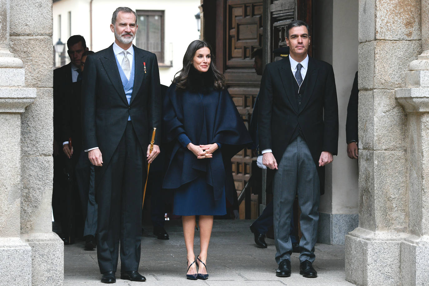 Fotos: La reina Letizia, con un sobrio y entallado vestido azul marino para la entrega de los Premios Cervantes