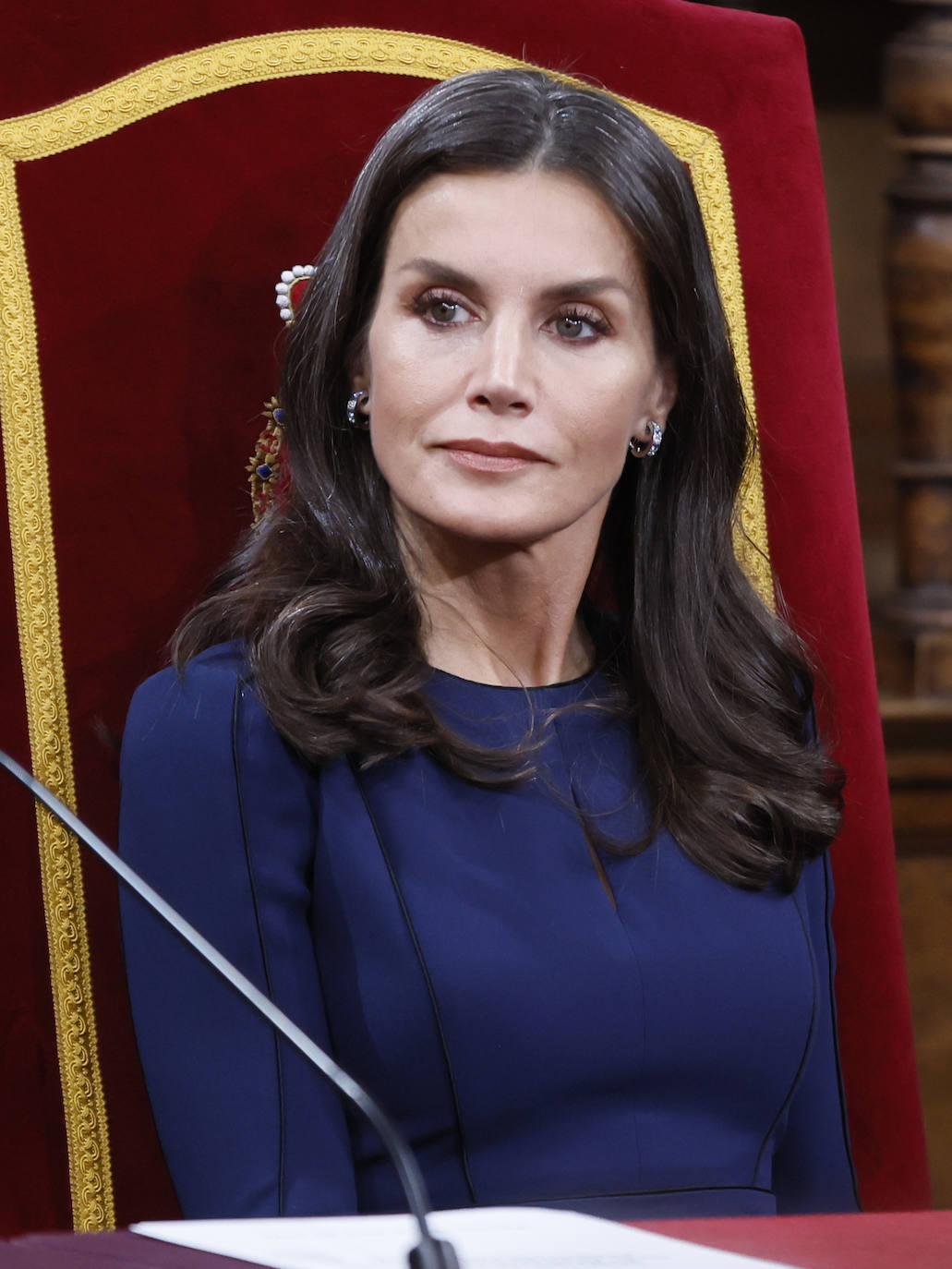 Fotos: La reina Letizia, con un sobrio y entallado vestido azul marino para la entrega de los Premios Cervantes