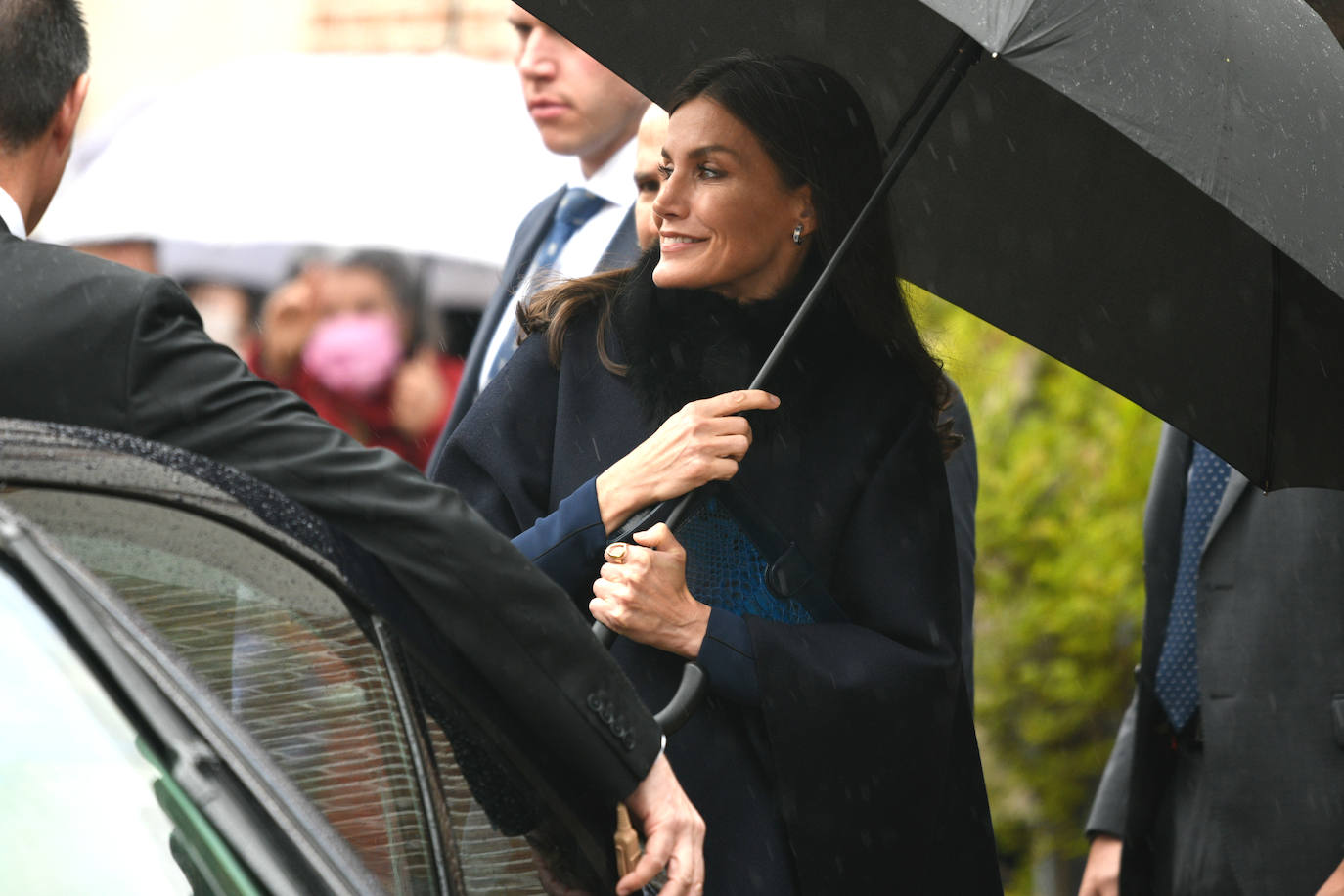 Fotos: La reina Letizia, con un sobrio y entallado vestido azul marino para la entrega de los Premios Cervantes