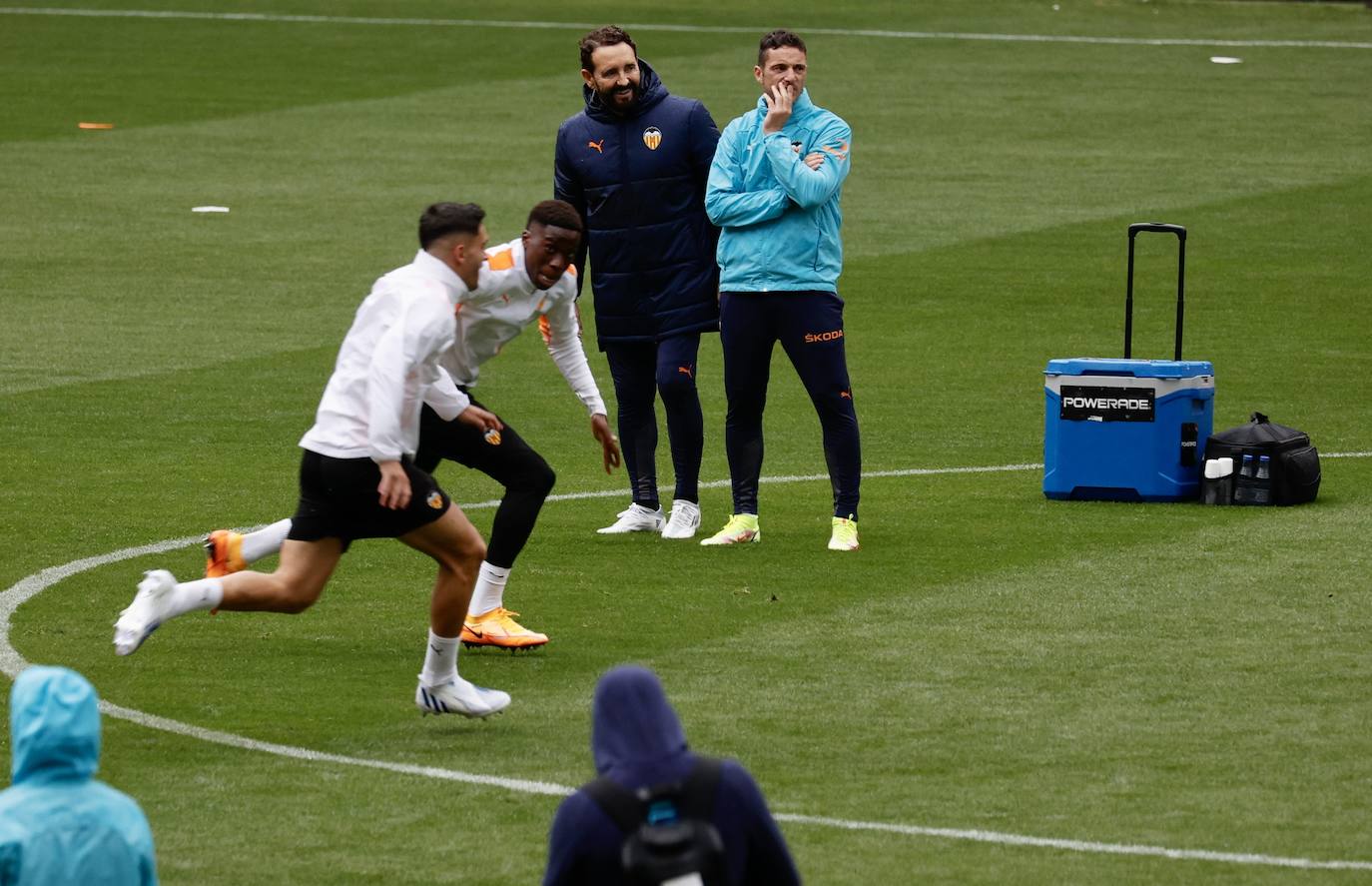 Fotos: Así ha sido el entrenamiento del Valencia previo a la final de Copa