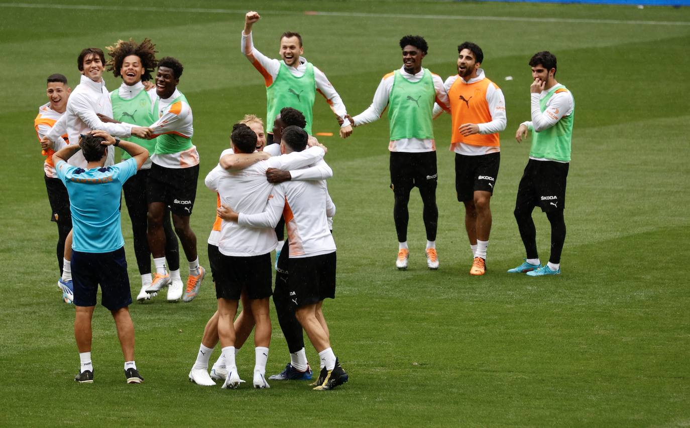 Fotos: Así ha sido el entrenamiento del Valencia previo a la final de Copa