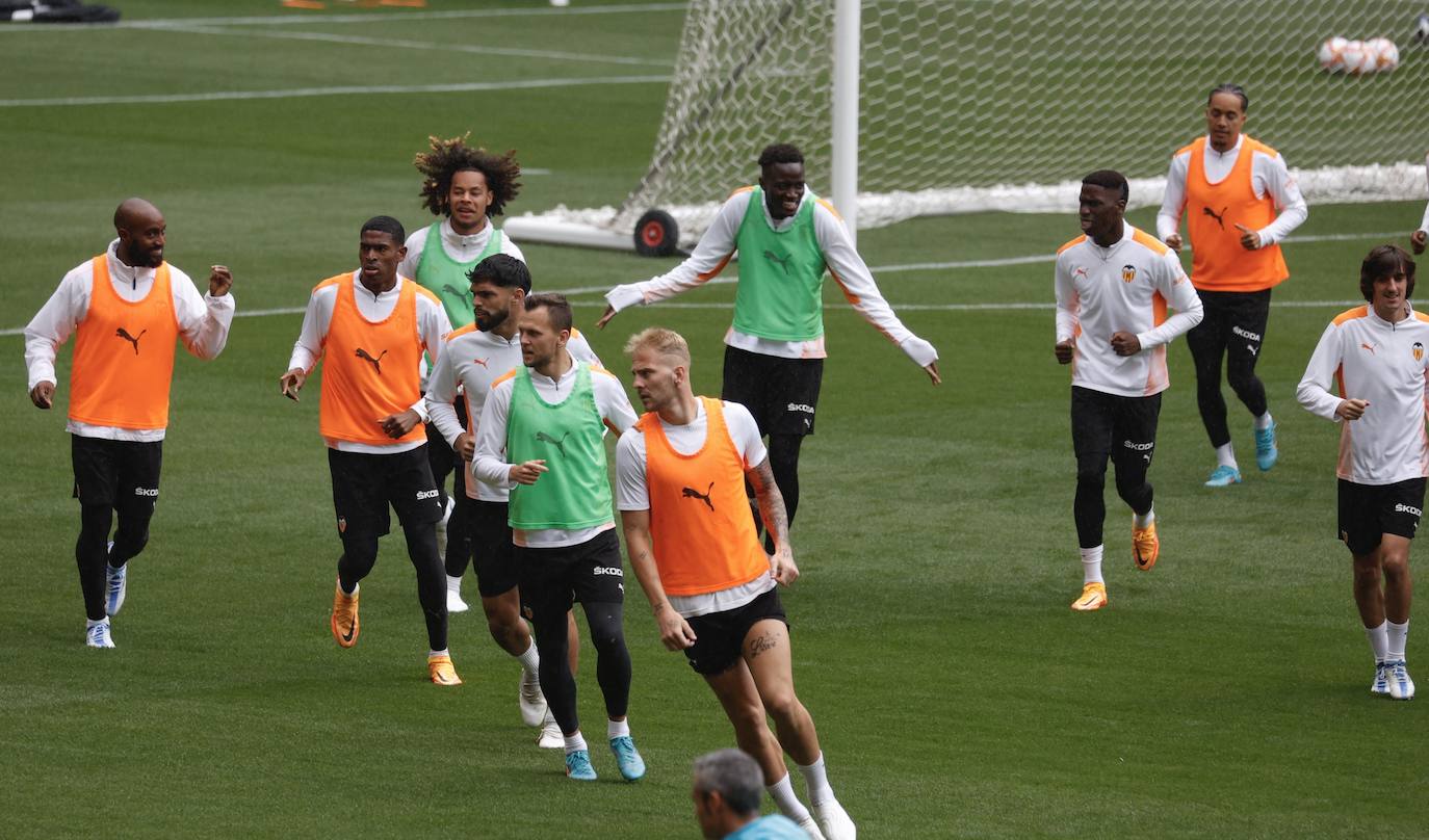 Fotos: Así ha sido el entrenamiento del Valencia previo a la final de Copa