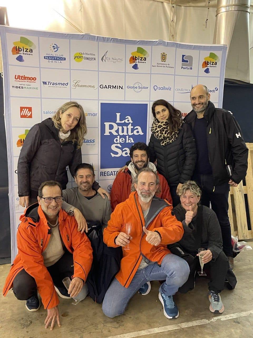 Iris Lezcano con la tripulación de su barco en la Ruta de la Sal