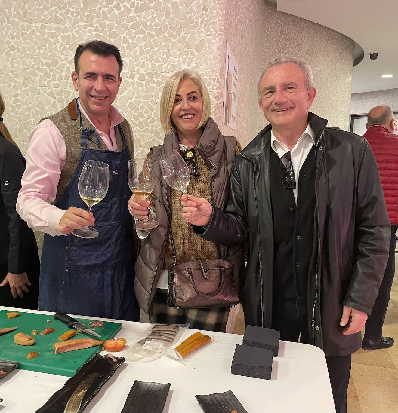 Toni Pérez, Julia Pérez Broseta y Sergio Terol en la cata de Manglano en el Mercado de Colón