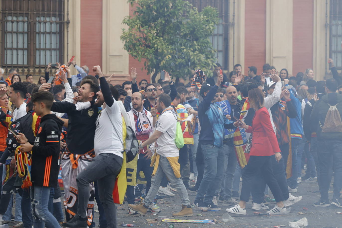 Miles de valencianistas llegan a la capital andaluza, cantan el himno y lanzan tracas en lasc calles más céntricas y en la fan zone