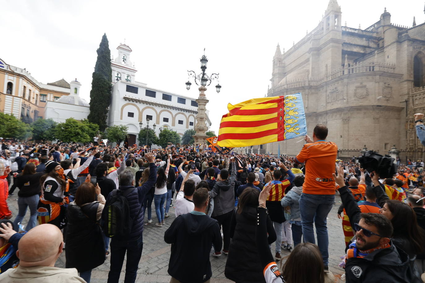 Miles de valencianistas llegan a la capital andaluza, cantan el himno y lanzan tracas en lasc calles más céntricas y en la fan zone