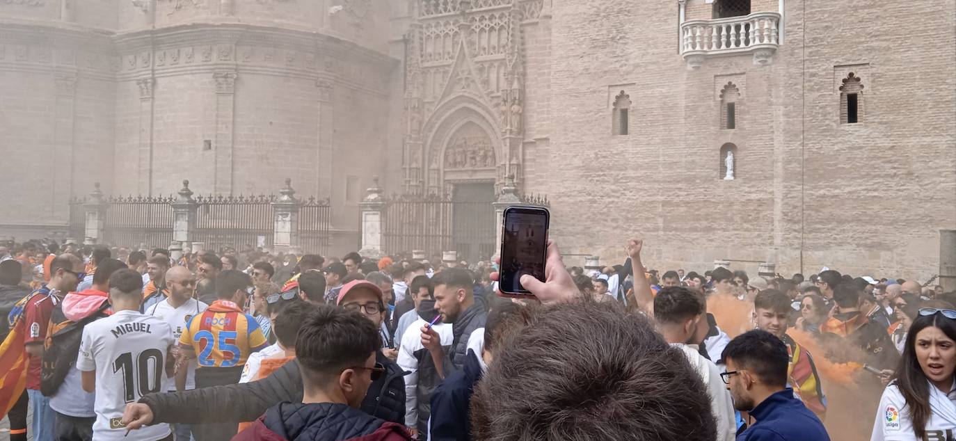 Miles de valencianistas llegan a la capital andaluza, cantan el himno y lanzan tracas en lasc calles más céntricas y en la fan zone