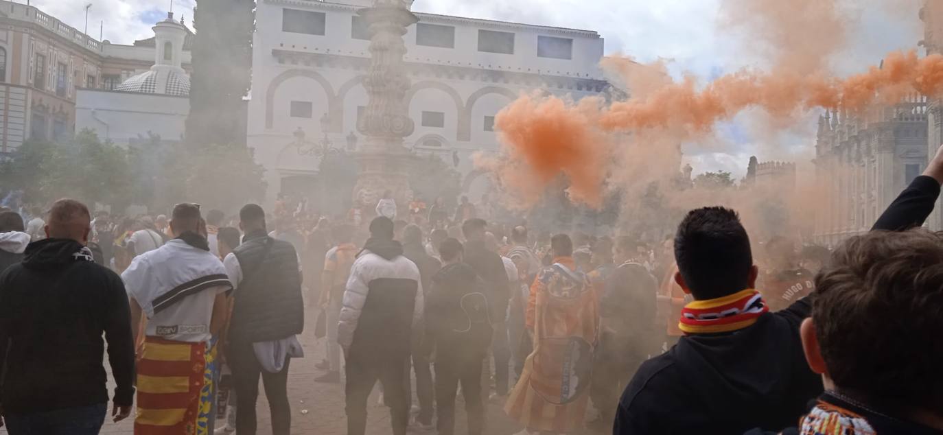 Miles de valencianistas llegan a la capital andaluza, cantan el himno y lanzan tracas en lasc calles más céntricas y en la fan zone