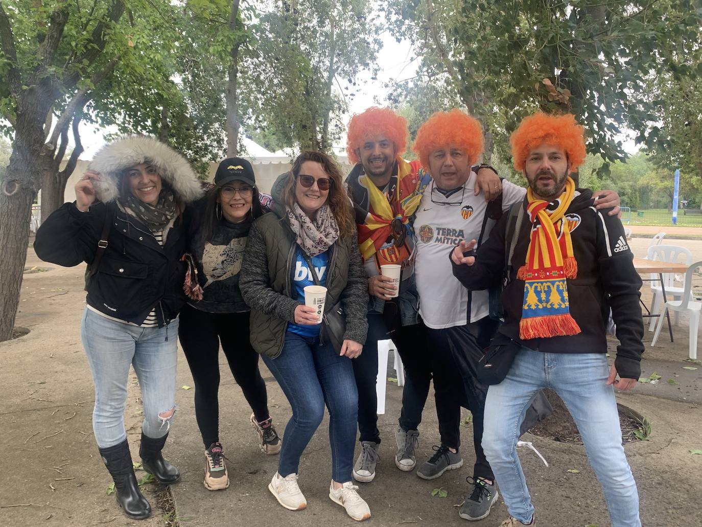 Miles de valencianistas llegan a la capital andaluza, cantan el himno y lanzan tracas en lasc calles más céntricas y en la fan zone