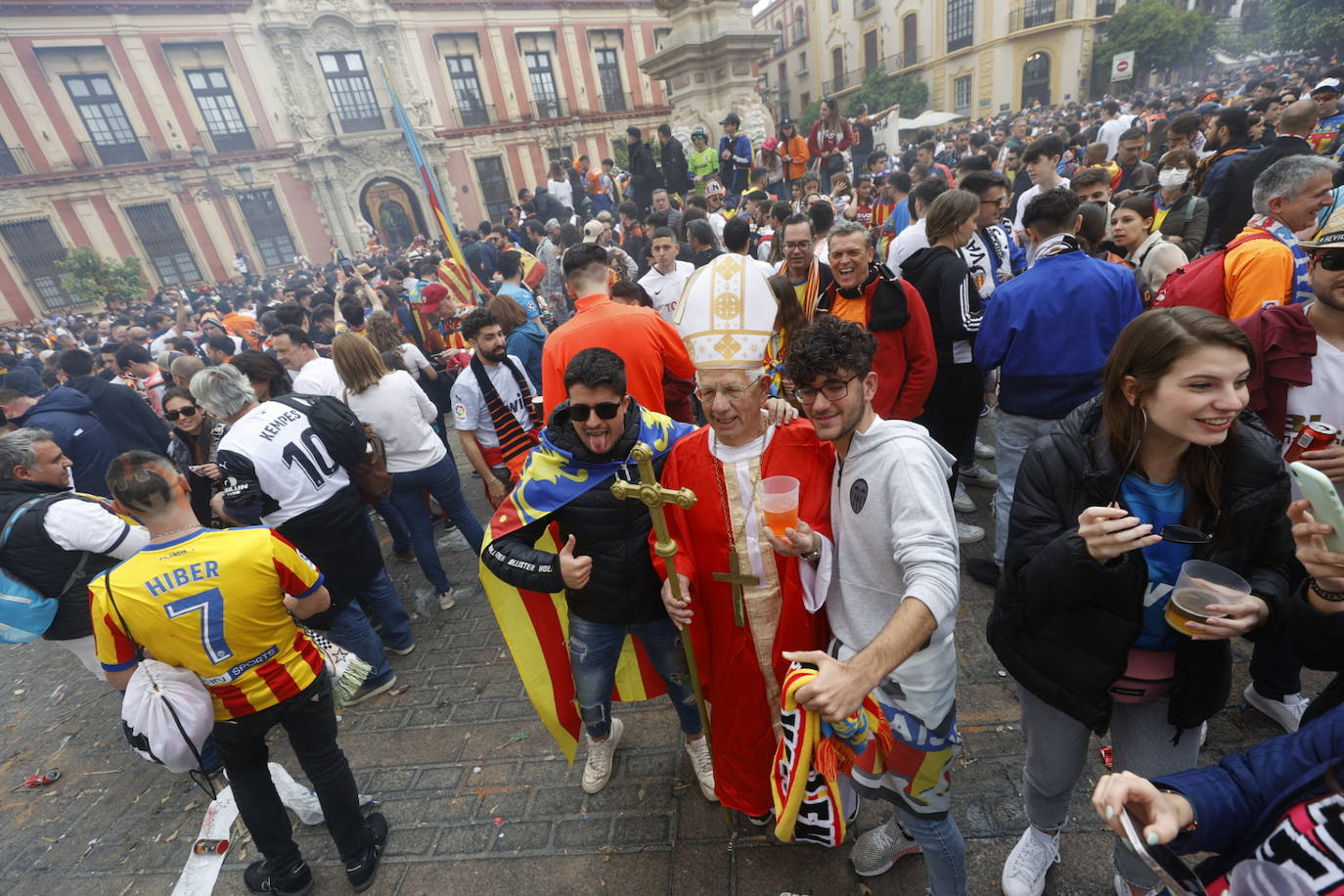 Miles de valencianistas llegan a la capital andaluza, cantan el himno y lanzan tracas en lasc calles más céntricas y en la fan zone