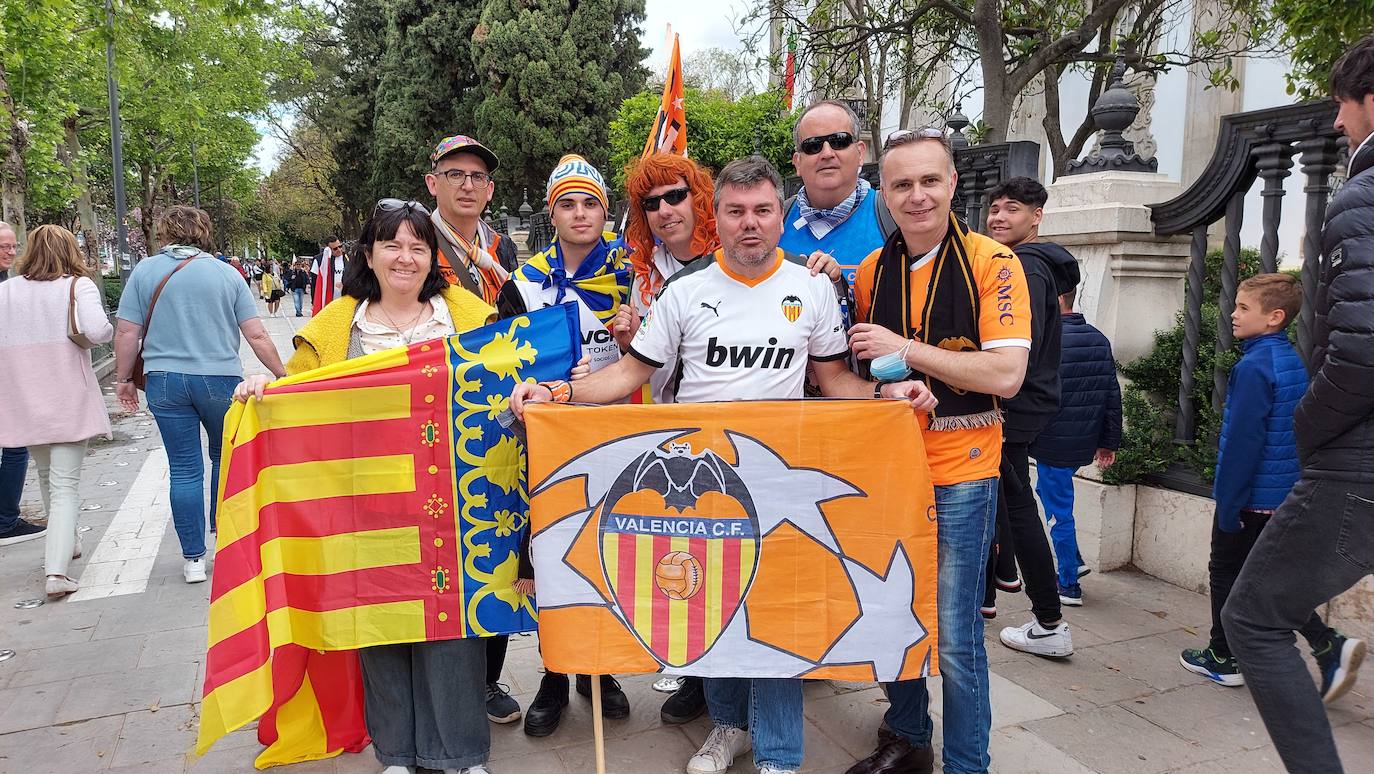 Miles de valencianistas llegan a la capital andaluza, cantan el himno y lanzan tracas en lasc calles más céntricas y en la fan zone