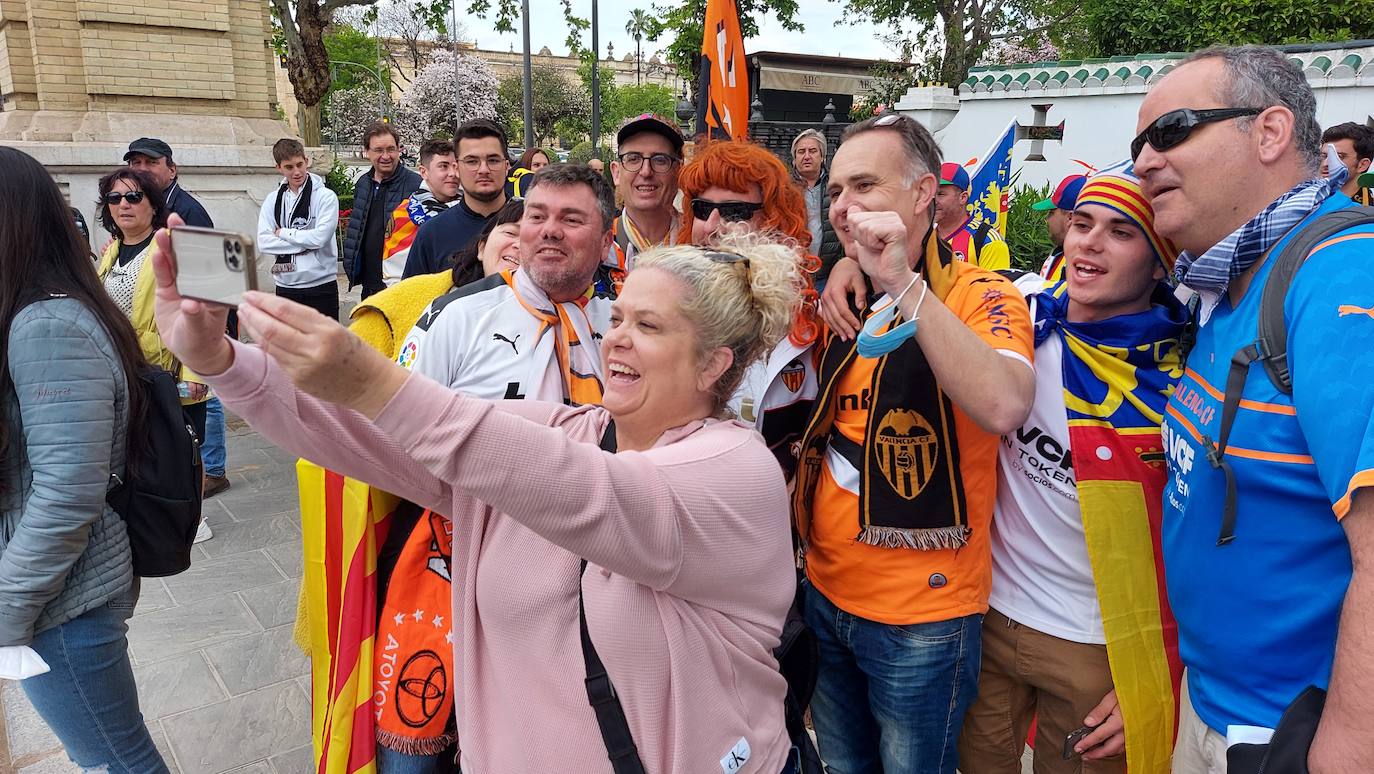 Miles de valencianistas llegan a la capital andaluza, cantan el himno y lanzan tracas en lasc calles más céntricas y en la fan zone