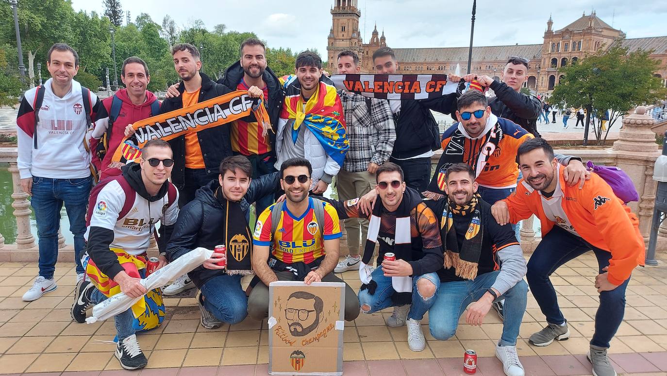 Miles de valencianistas llegan a la capital andaluza, cantan el himno y lanzan tracas en lasc calles más céntricas y en la fan zone