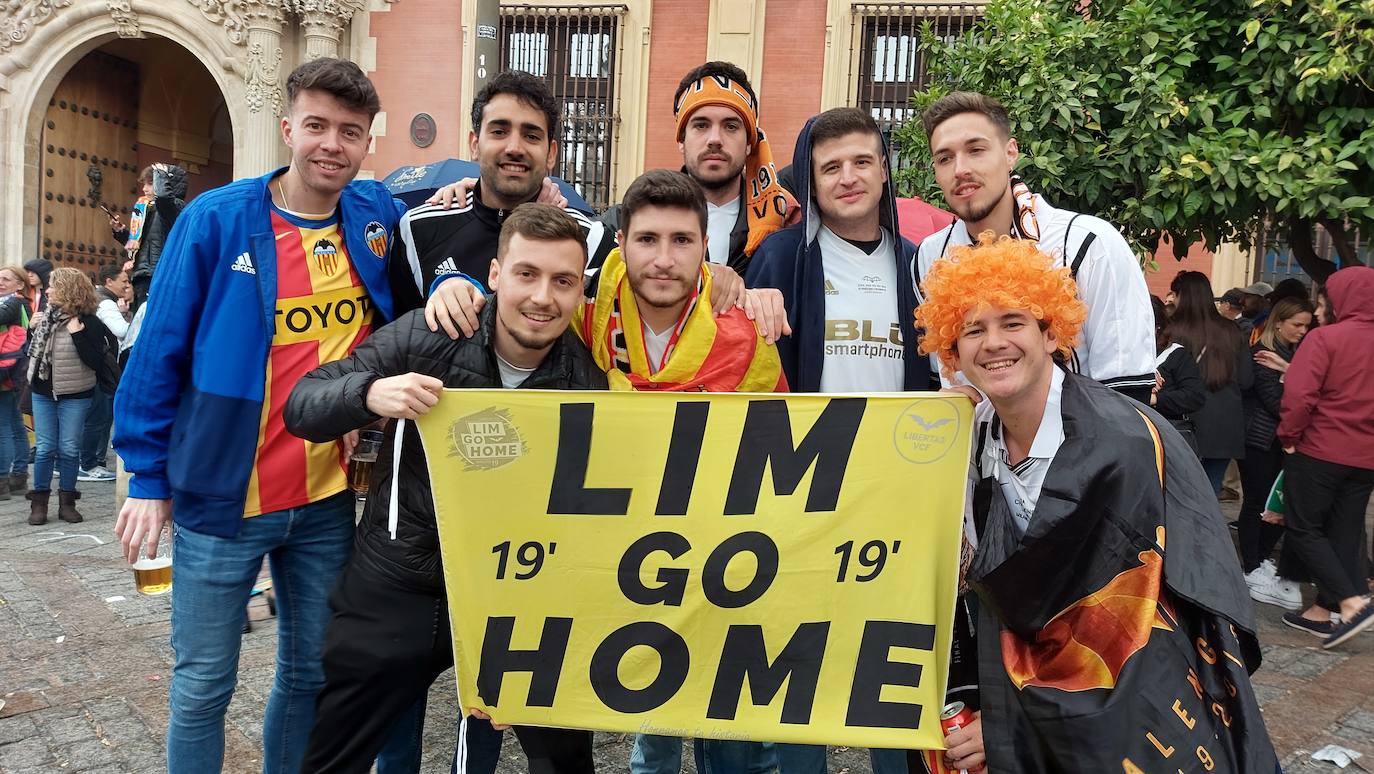 Miles de valencianistas llegan a la capital andaluza, cantan el himno y lanzan tracas en lasc calles más céntricas y en la fan zone