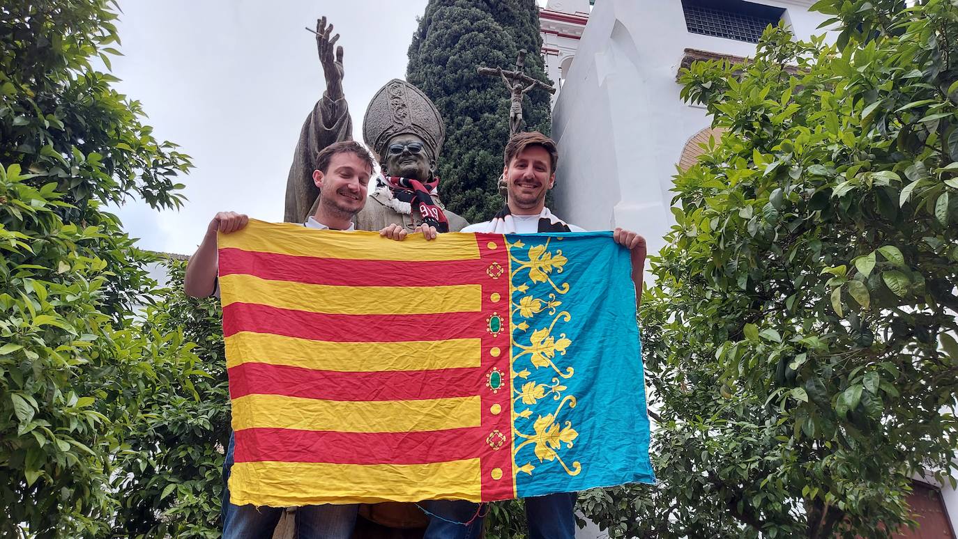 Miles de valencianistas llegan a la capital andaluza, cantan el himno y lanzan tracas en lasc calles más céntricas y en la fan zone