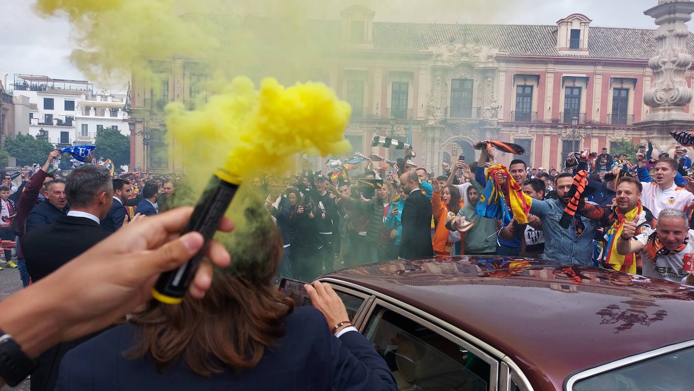 Miles de valencianistas llegan a la capital andaluza, cantan el himno y lanzan tracas en lasc calles más céntricas y en la fan zone