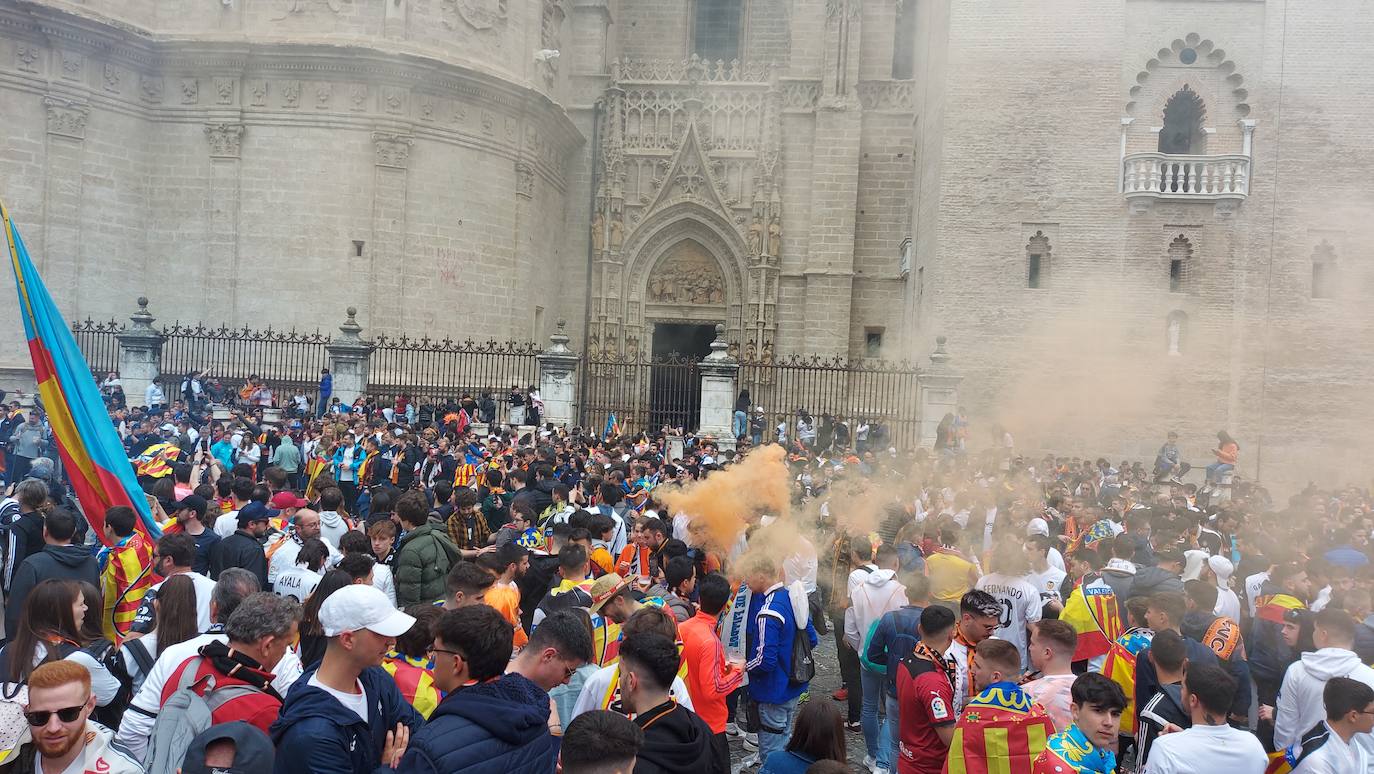 Miles de valencianistas llegan a la capital andaluza, cantan el himno y lanzan tracas en lasc calles más céntricas y en la fan zone