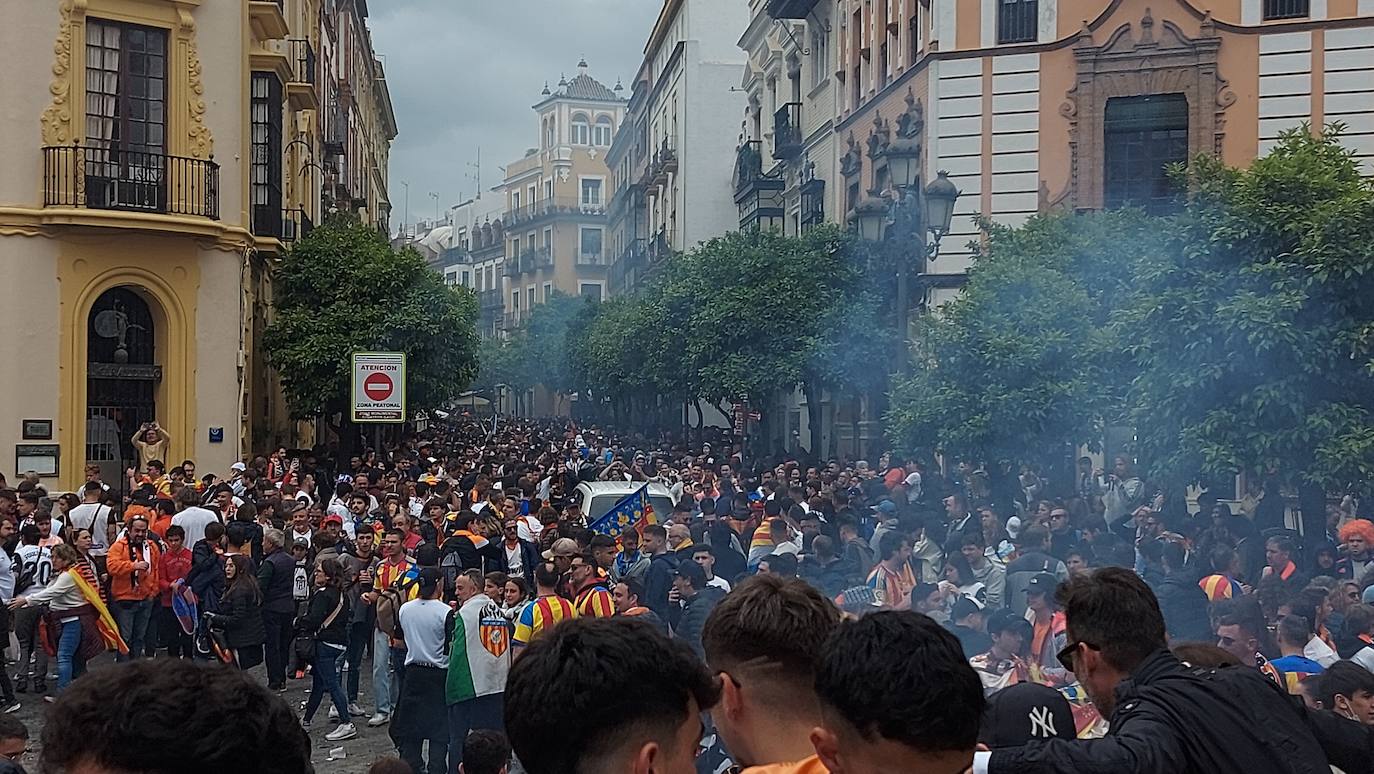 Miles de valencianistas llegan a la capital andaluza, cantan el himno y lanzan tracas en lasc calles más céntricas y en la fan zone