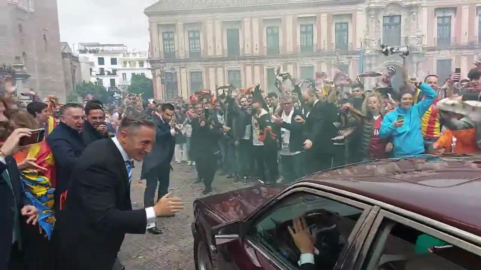 Una boda escoltada por la afición del Valencia