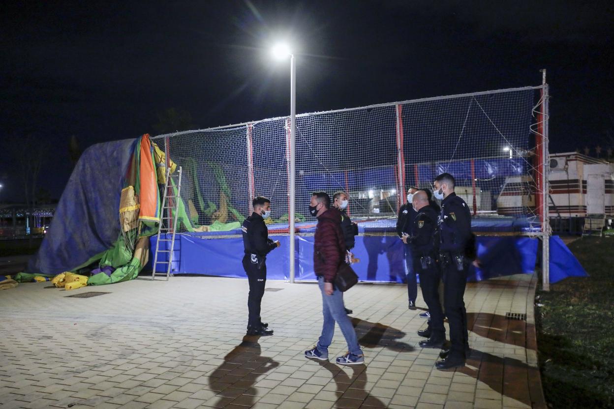 Policías junto a los restos del castillo hinchable accidentado. 