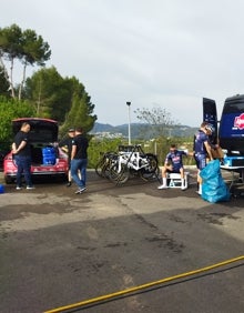 Imagen secundaria 2 - Van del Poel, otros ciclistas y parte del staff,  antes de salir a rodar por la Marina Alta. 