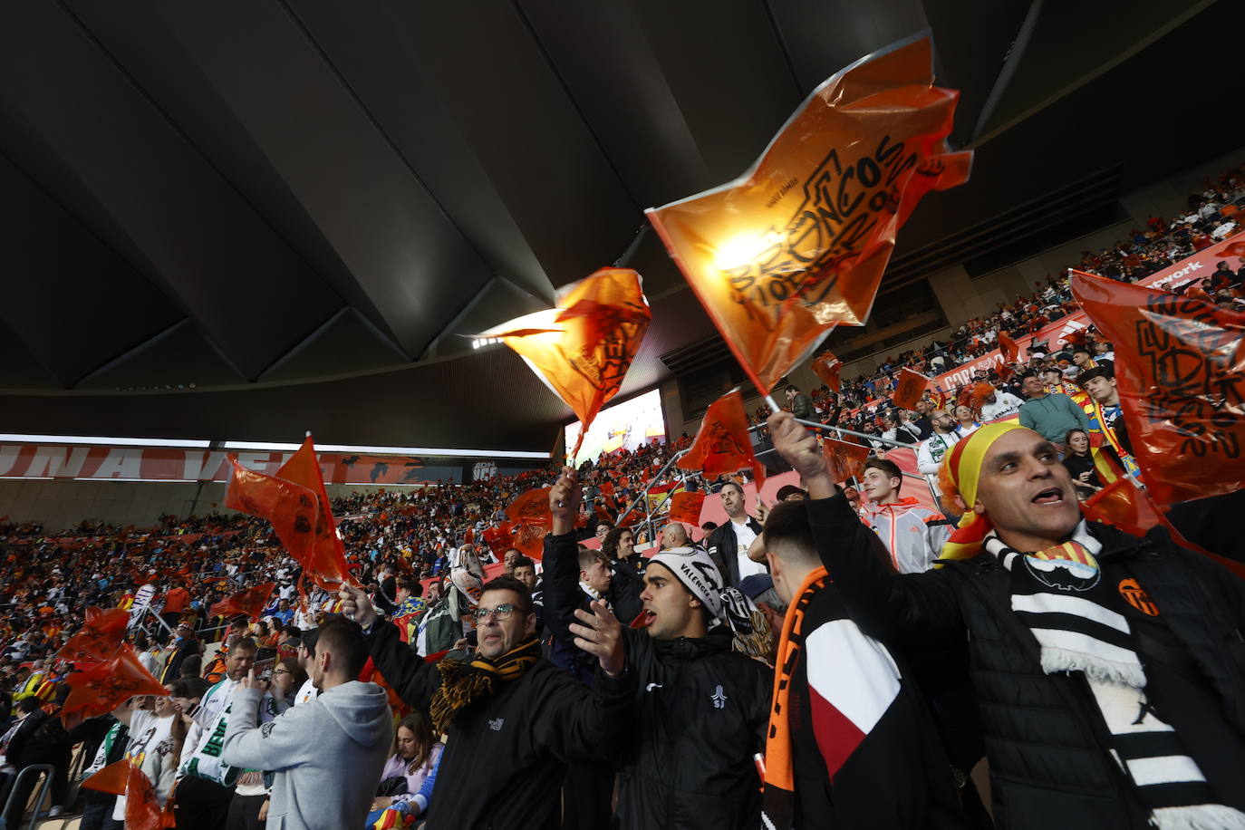 Fotos: La marea valencianista inunda las gradas de La Cartuja