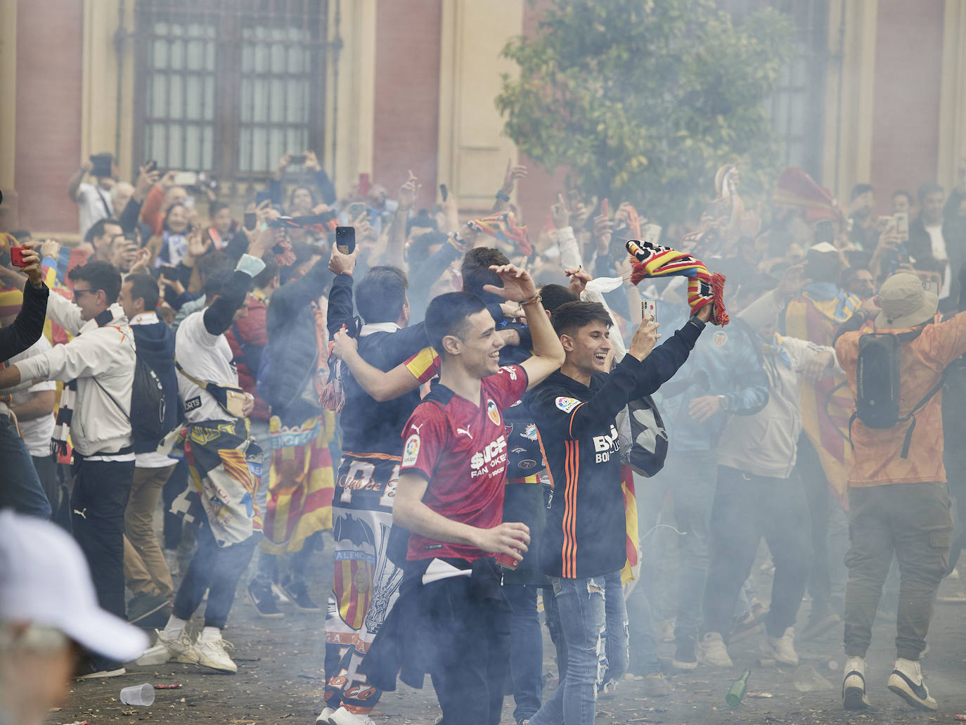 Miles de valencianistas llegan a la capital andaluza, cantan el himno y lanzan tracas en lasc calles más céntricas y en la fan zone