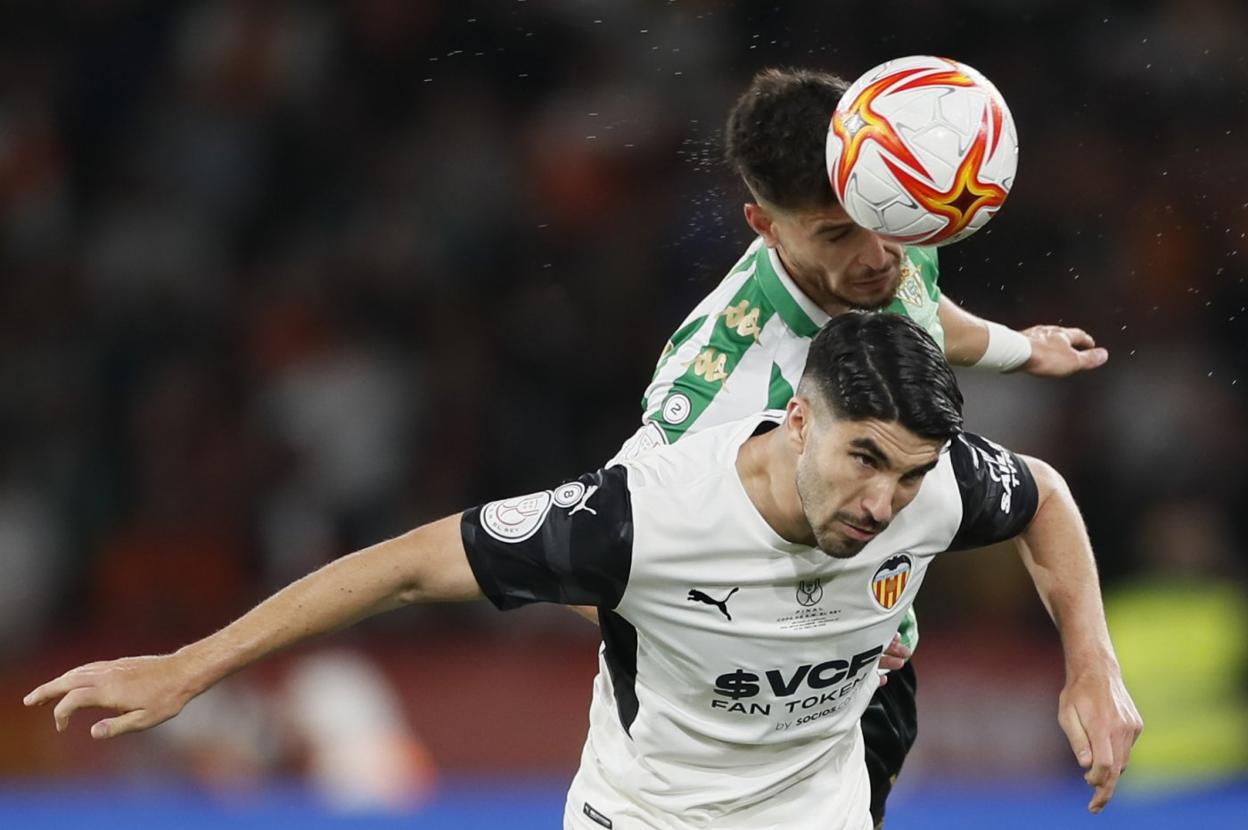 Máxima intensidad. Carlos Soler y Álex Moreno disputan un balón aéreo. 