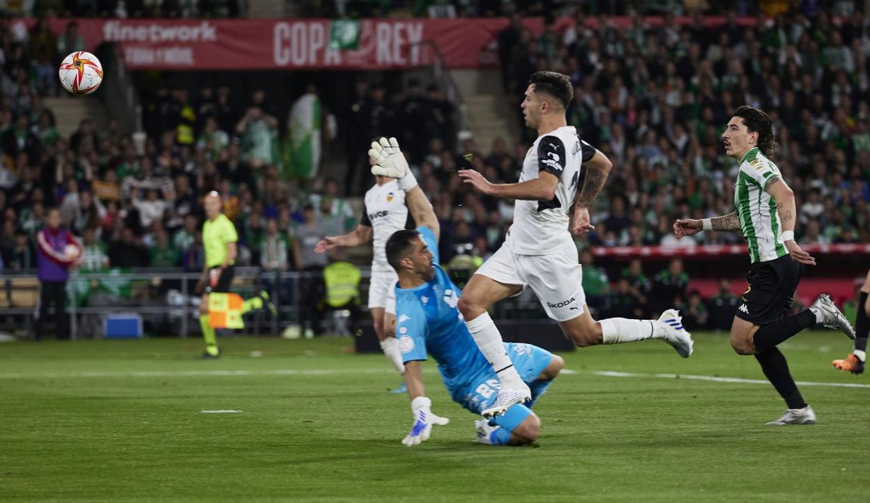 La Copa de Hugo Duro.
El futbolista cedido por
el Getafe define ante Bravo
en la acción en la que restableció
el empate. iván arlandis
