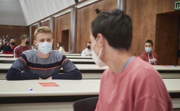 El Consell convoca de urgencia a las universidades para aclarar el uso de la mascarilla 