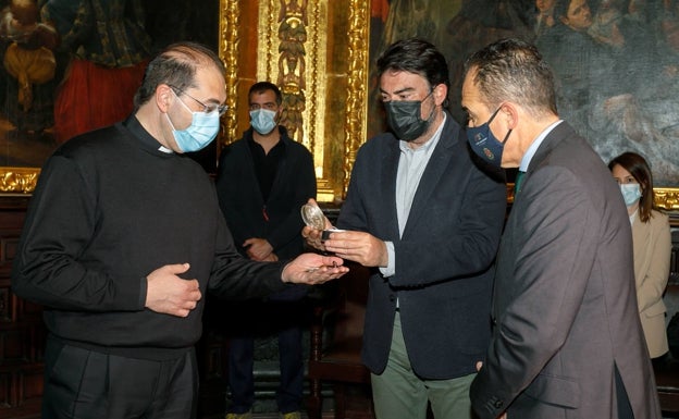 Imagen principal - Así ha sido el tradicional acto de Prueba de Llaves que ha tenido lugar este lunes en el monasterio. 