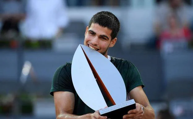 Carlos Alcaraz, con el trofeo del Masters 1.000 de Madrid. 