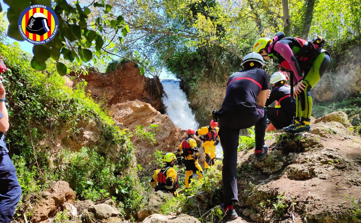 Momento de la búsqueda del menor que cayó por la cascada. 